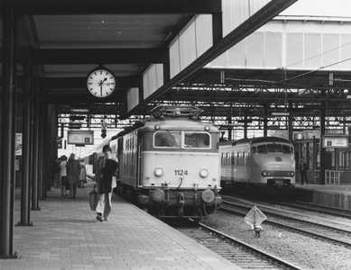 171410 Afbeelding van de electrische locomotief nr. 1124 (serie 1100) van de N.S. met een internationale trein langs ...